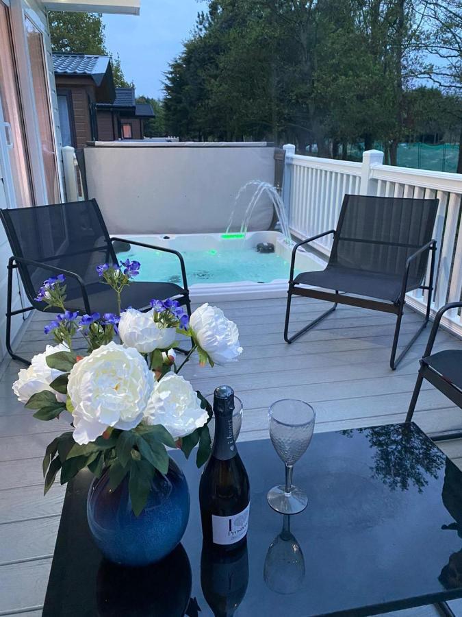 Graceland Lodge With Hot Tub Barmby on the Moor Экстерьер фото